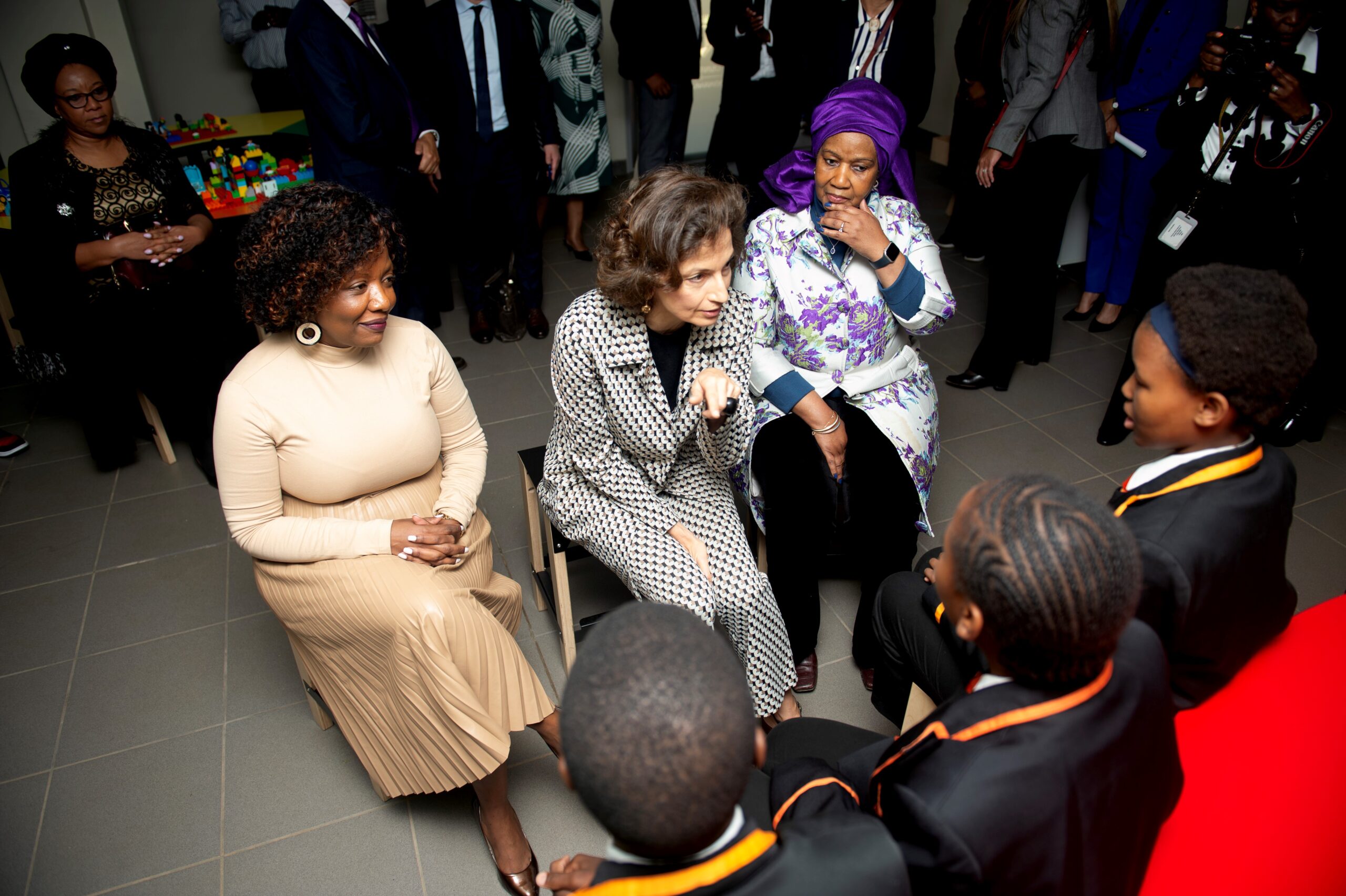 Ms Azoulay and Dr Mlambo-Ngcuka interact with the pupils of Funda UJabule at the Makerspace. Photo: UJ