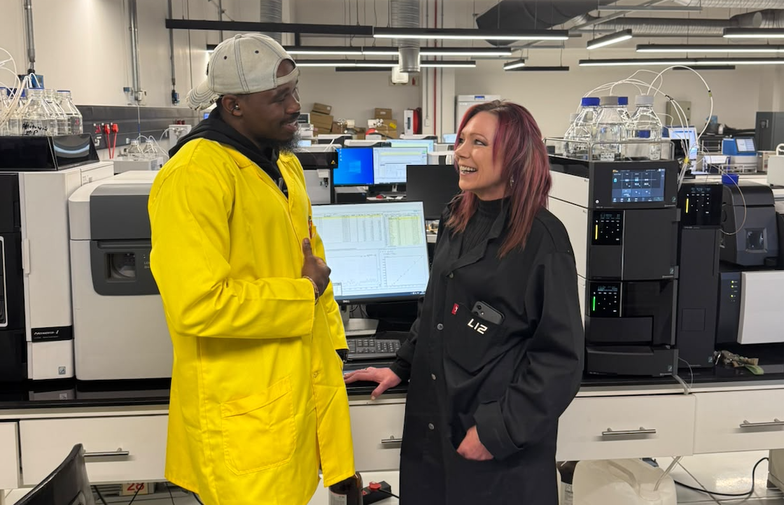 Mr Isac Mabunda (left) and Prof Lizelle Piater (right) in one of the UJ laboratories