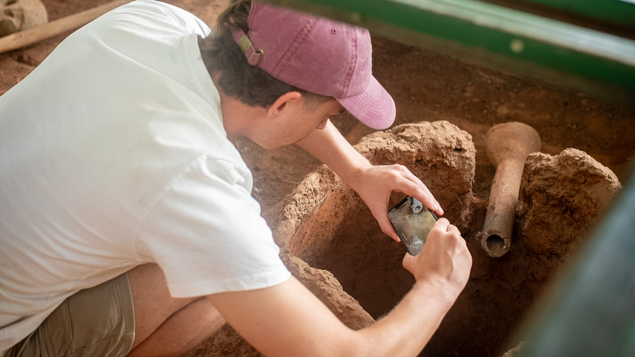 Dr Izak Potgieter creating the AR project at the Melville Koppies smelter site/ Image: SnapsonSeventh